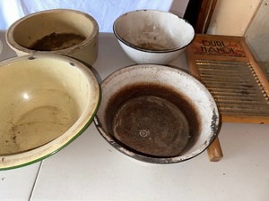 lot 929 image: Variety of Vintage Enameled Pots Estimated Value $100