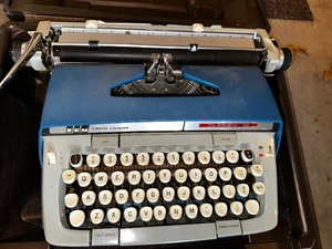 lot 925 image: Smith Corona Classic 12 Typewriter in case
