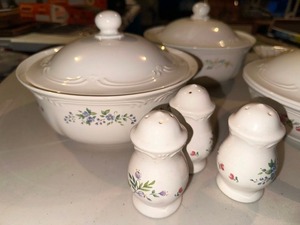 lot 1057 image: Pfaltzgraff Meadow Lane Serving Pieces