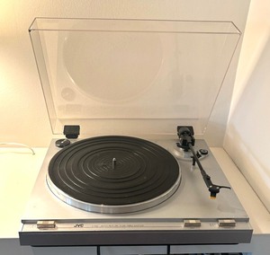 lot 24 image: JVC Auto Return Turntable