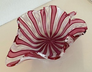 lot 30 image: Vintage Murano Latticino Ribbon Art Glass Leaf Shape Dish, Pink & White