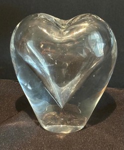 lot 71 image: Beautiful Blenko 891 Heart Vase