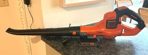 lot 72 image: Black and Decker Blower with Battery and Charger