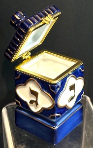 lot 74 image: Gideon Kaplan Dreidel Trinket Box