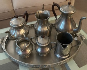 lot 11 image: Lovely Full Vintage Tea Set and Tray by Royal Holland Pewter