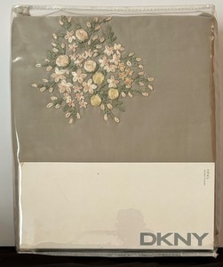 lot 113 image: New DKNY King Duvet Cover Urban Garden