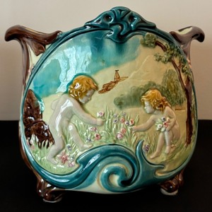 lot 32 image: Vintage French Majolica Planter