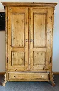 lot 7 image: Beautiful Rustic Pine Wardrobe  Linen Cabinet