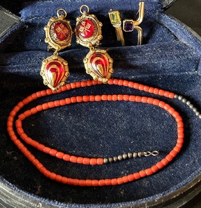 lot 127 image: Vintage Jewelry, Clip-on Earrings, Pins and Necklace
