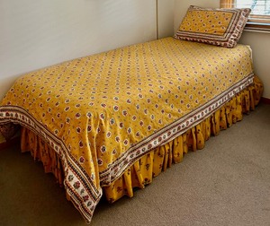 lot 20 image: Beautiful Vintage Twin Duvet Cover, Filler, Skirt and Sham