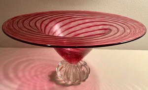 lot 175 image: Beautiful Pink Swirl Pedestal Art Glass Style Candy Bowl