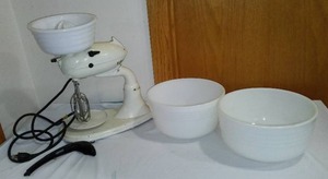 lot 721 image: Vintage Dormeyer Electric Food Mixer and Vintage Pyrex Mixing Bowls .