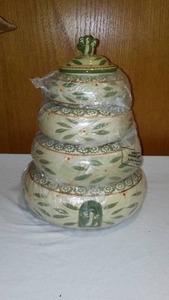 lot 738 image: New Temptations Old World Beehive Canister Set.