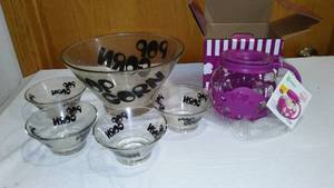 lot 750 image: NEW Microwave Popcorn Popper And Glass Popcorn Serving  Bowls.