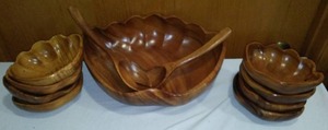 lot 772 image: Hand Carved Mokey Pod Clam Shell Salad Bowl, Dishes.