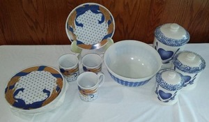lot 773 image: Vintage Pyrex Blue Polka Dot Bowl and More.