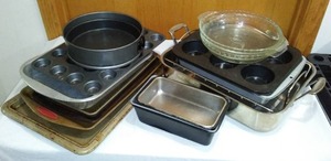 lot 788 image: Bakeware variety.