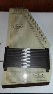 lot 776 image: Silvertone Auto Harp.