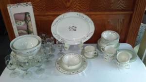 lot 778 image: Martha Stewart Everyday Hydrangea Dishware, Serving Pieces, Glasses.