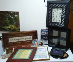lot 795 image: Home Dcor Assortment.