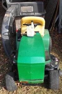 lot 39 image: John Deere Lawn Mower With Bagger. Starts and Runs