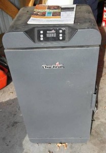 lot 76 image: Char Broil Smoker. 