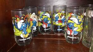 lot 131 image: 1983 Hardees Smurf Drinking Glasses (5)