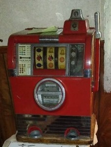 lot 164 image: Vintage 10 Cent Slot Machine with Wood Base - Working Condition