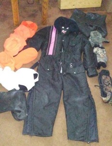 lot 167 image: Mens Outdoor Winter Gear Snow Suit Gloves, Hats, Boot Covers