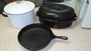 lot 225 image: Set of 3 Vintage Cookware Cast Iron Skillet, Enamel Stock Pot, and Roasting Pan
