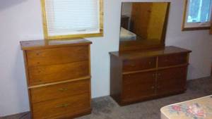 lot 282 image: Vintage Bedroom Set - Chest of Drawers and Dresser with Mirror