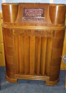 lot 114 image: Vintage Philco Tube Floor Model Radio