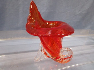 lot 9 image: Amberina Cornucopia Vase