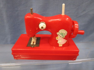 lot 15 image: Toy Sewing Machine