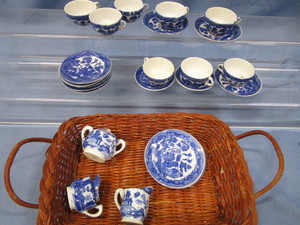 lot 16 image: Vintage Blue Willow Childs Tea Set