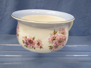 lot 29 image: Vintage Chamber Pot