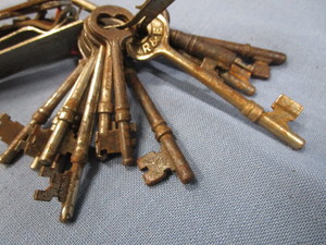 lot 141 image: Skeleton Keys, Openers