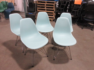 lot 403 image: HERMAN MILLER EAMES CHAIRS