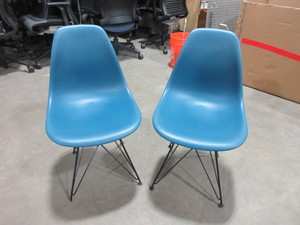 lot 404 image: HERMAN MILLER EAMES CHAIRS
