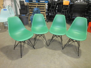 lot 405 image: HERMAN MILLER EAMES CHAIRS