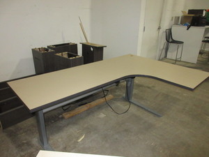 lot 459 image: L SHAPED, ADJUSTABLE HEIGHT WORK TABLE.