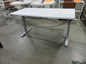 lot 472 image: ALLSTEEL HEIGHT ADJUSTABLE WORK TABLE