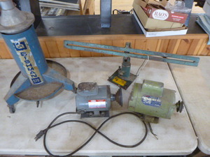 lot 198 image: Garage Items