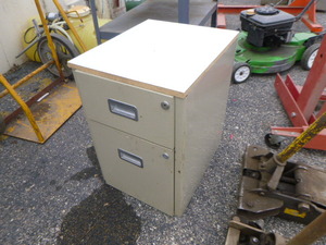 lot 212 image: 2 Drawer File Cabinet