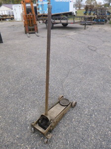 lot 215 image: Floor Jack