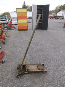lot 216 image: Floor Jack