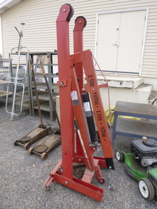 lot 217 image: ATD 2 Ton Foldable Engine Crane