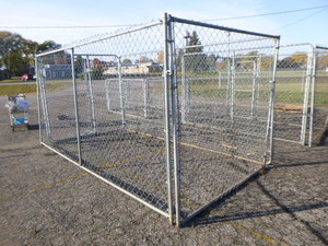 lot 231 image: Chain Link Dog Kennel with Door Panel