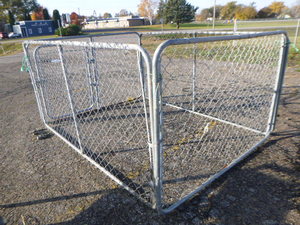 lot 232 image: Chain Link Dog Kennel with Door Panel