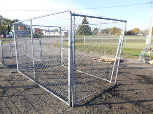 lot 233 image: Chain Link Dog Kennel with Door Panel